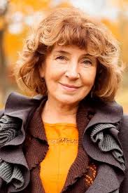 Instagram:women.60.plus you have to love the bright and fun colors that older women are using now for a hip new look. 35 Youthful Ideas Of Wearing Bang Hairstyles For Older Women