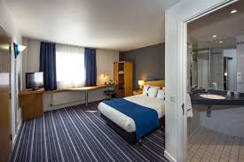 Pimlico tube station , with fast links to the city's main shopping districts and the west end, is only three minutes away. Holiday Inn Express London Royal Docks Docklands Hotel London From 56 Lastminute Com