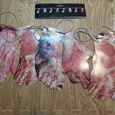 Tangan berdarah dalam sarung tangan putih, pisau bedah, kuku, latar belakang hitam, zombie, setan, maniak. Jual Dekorasi Halloween Banner Kaki Tangan Berdarah Di Lapak Zamora Store Bukalapak