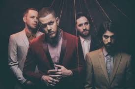American pop rock band from las vegas, nevada, consisting of lead singer dan reynolds, lead guitarist wayne sermon, bassist ben mckee, and drummer daniel platzman. Imagine Dragons Origins Das Neue Album Im Test Unicum