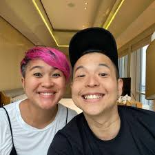 10 Potret Mesra Ernest Prakasa dan Meira yang Curi Perhatian