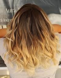 Con la tecnica degradé joelle si creano fino a 7 sfumature diverse, molto naturali. Capelli Biondi Vanity Hair Italy Centro Degrade Ardea Facebook