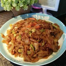 Bawang merah bawang putih kunyit ikan bilis sos tiram sos cili kicap sos perasa maggi air sawi taugeh garam gula serbuk lada putih serbuk. Kwetiau Goreng Simple Pun Sedap