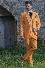 Dal tight, al mezzo tight, allo smoking, al modello guru molto di tendenza. Abito Uomo Per Matrimonio Hipster Sposo Fashion Puro Cotone Arancio Men Wearing Dresses Men Dress Gentleman S Wardrobe