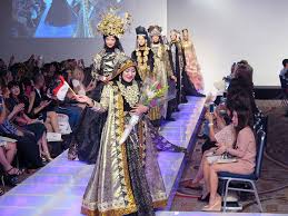 Ia langsung menjajaki desain lebih serius ketika menggelar peragaan busana perdananya di kaftan. Busana Muslim Indonesia Gebrak New York Couture Fashion Week Portal Berita Bisnis Wisata