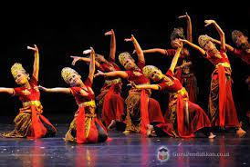 Tari kontemporer merupakan sebuah genre tari konser yang menggunakan sistem dan metode yang ditemukan di tari modern dan tari postmodern, serta balet klasik. Tarian Nusantara Jenis Ciri Daerah Dan Gambar