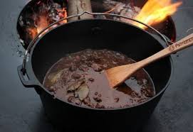 Erbsensuppe Aus Dem Dutch Oven Ist Ein Klassiker Der Meist In Herbst Und Winter Serviert Wird Rezept Fur Erbseneintopf In 2020 Wildgulasch Dutch Oven Rezepte Gulasch