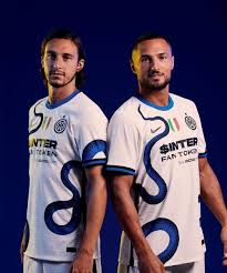 Check out our official squad list for the 2021/22 season. L Inter Milan Devoile Son Maillot Exterieur Pour La Saison 2021 2022