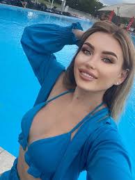 Women that showed up as lesbian later in daily life - Desi Hip Hop