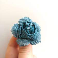 用三色彩金腊线做了朵花送自己 记录一下过程 之前在网上也看了很多教程 我比较懒 不喜欢半截加线 所以就按自己的想法编了 毕竟只要花边不整齐就可以了 macrame