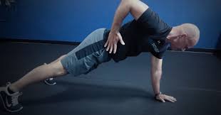 Push one of the kettlebells into the floor. Exactly How To Do Renegade Rows Johnson Fitness And Wellness