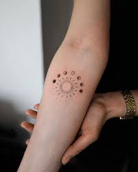 Petits Tatouages Sur Instagram Phases Soleil Lune Par Minustattoo Bruxelles In 2021 Tattoos Small Tattoos Inspirational Tattoos