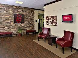 The red roof is on the right side of the road less than 1/2 block. Red Roof Inn Seattle Airport Seatac In Seattle Zum Tiefstpreis Buchen