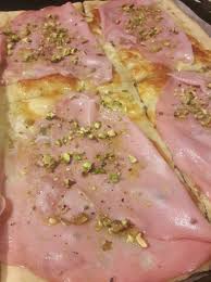 La Pizza Bianca Senza Impasto Con Mortadella E Pistacchi E In Assoluto La Pizza Che Preparo Piu Spesso E Soffice Alveolata E Ricette Pistacchio Pizza Bianca
