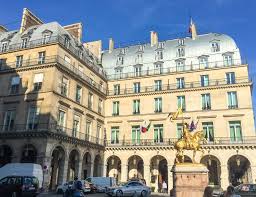 Review Hotel Regina In Paris Is Excellent For Families La Jolla Mom Hotel Regina Paris Vacation France Paris