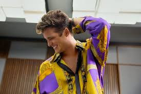 Y es que ambos estaban viviendo en los ángeles y en repetidas ocasiones fueron captados saliendo. Diego Boneta Admira La Valentia De Luis Miguel Al Contar Su Vida