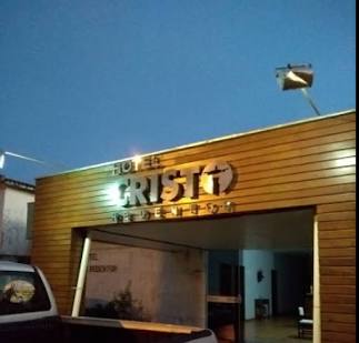 Fachada do Hotel Cristo Redentor no centro da cidade, gerada com IA