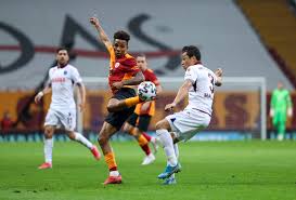 Gedson kısa süre içinde yaptığı pas hataları ve top kayıplarıyla taraftarı çıldırttı. Galatasaray Salvages Draw Against Trabzonspor With Late Goal Daily Sabah
