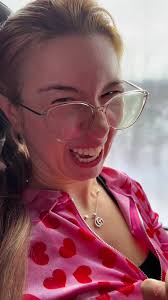 Can someone please tell this train passenger to stop opening the blinds?