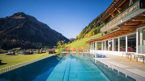 Pool Mit Panoramaaussicht Im Kleinwalsertal Urlaub Schwimmbader Pool