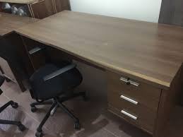 Meja kantor merupakan furniture kantor yang wajib dan harus di miliki oleh sebuah perusahaan, karna meja kantor adalah tempat untuk menghasilkan kreativitas dalam bekerja. Meja Kantor Dan Kursi Kerja Perabotan Rumah Di Carousell
