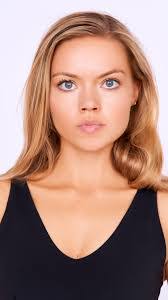 Eloise Skinner's Instagram, Twitter & Facebook