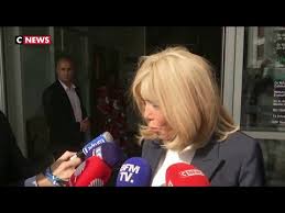 Avec cette vidéo inédite, macron espère renouer avec les jeunes, très touchés par les conséquences économiques de la crise sanitaire et se méfiant de leurs représentants, tout en s'efforçant de leur apparaître sympathique, cool et désirable, à un an de l'élection présidentielle. Joindre Brigitte Macron Ecrire A Brigittemacron Www Artistes Productions Com