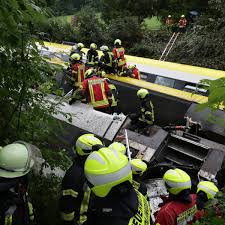 Dancewithmeeee in a lesbian threesome amateur blonde