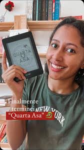 Finalmente terminei “Quarta Asa” 🐉🪽📖✨🫣🫠, É isso gente… Sinceramente?  Ainda continuo com a mesma opinião: ele é um livro genérico. Isso é ruim?  Não, mas não traz algo revolucionário. , A interação dos ...