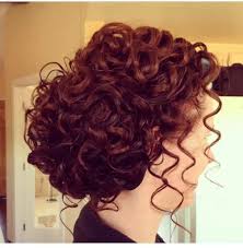 تسريحات شعر كيرلي طويل مرفوع للعروس | مجلة سيدتي