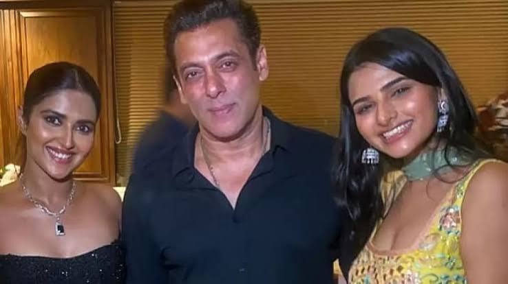 Salman Khan Gets Clicked With Bhagyashree, Mohnish Bahl's Daughters | Outlook India