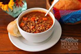 Se suelen preparar en forma de a diferencia de otras legumbres, no es del todo necesario que dejes las lentejas remojando en agua la noche anterior, ya que éstas se cocinan bastante rápido. Sopa De Lentejas Con Chorizo Recetas De Comida Mexicana