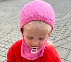 Monday Balaclava fra PetiteKnit strikket i Compatible Cashmere, Merci eller  Sunday