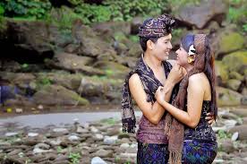 Padahal letak rumah adat panjalin terletak lumayan dekat dengan pasar ini. Villa Hantu Prewed Adat Di Majalengka Prewedding Di Jepang Pakai Adat Jawa Pasangan Ini Bikin
