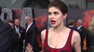 Alexandra anna daddario was born on march 16, 1986 in new york city, new york, to christina, a lawyer, and richard daddario, a prosecutor. San Andreas Alexandra Daddario Exclusive Premiere Interview Screenslam Youtube