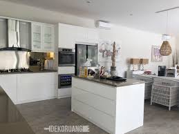 Lebih pas jika kamu mengkombinasikan kitchen set kayu jati dan keramik bermotif kayu. 10 Desain Kitchen Set Minimalis Paling Cocok Untuk Rumah Anda Dekoruang Com