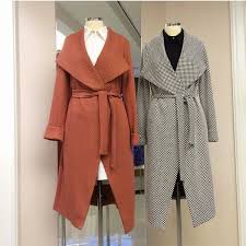 Manto Modelleri Tam Dikmelik Nebihan Akca Manto Moda Stilleri Basortusu Modasi