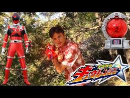 Through a series of cg meteors, the red kyutama finds lucky and he morphs while riding an asteroid back down to the planet which in turn causes a meteor shower to wipe out a chunk of the enemies. Uchu Sentai Kyuranger Shishi Red Henshin Youtube