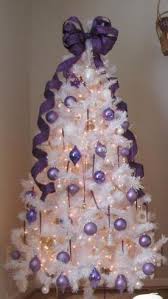 De Strik Die Ballen De Kleur Tijdloos Aangezien Er In De Middeleeuwen A Purple Christmas Decorations White Christmas Tree Decorations Purple Christmas