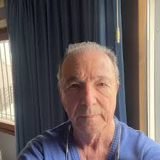 Una mujer desnuda se sube a un taxi. El taxista la mira fijamente,  observándola de arriba abajo. La mujer, ofendida, le pregunta al taxista:  "¿Qué le pasa? ¿Nunca ha visto a una