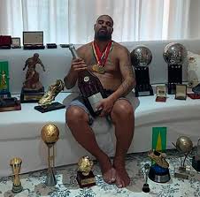 One of few players in professional football who are genuinely ambidextrous, he is capable of playing as a defender or midfielder on both sides of the pitch. Brazil Icon Adriano Sells His 1 2m Mansion Moves Into Hotel With All His Trophies