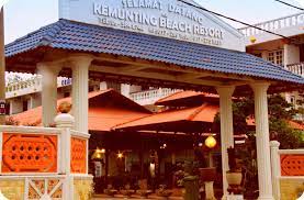 The resort houses more than 40 different types of rooms to suit customer self. Chalet Pengkalan Balak Melaka Area Kemunting Beach Resort
