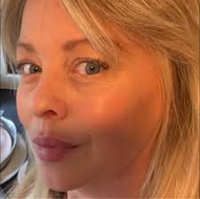 hi, i'm desperately looking for someone to do a set of builder gel nails,  i'm going away