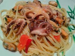 280 g di pasta tipo rigatoni o sedani rigati 200 gr di pancetta dolce 1 peperone rosso 1 peperone giallo 2 cucchiai di olio 1 scalogno grandin. Le Ricette Di Simona Linguine Cozze E Moscardini