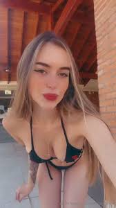 Larissa Hammer lleva bragas muy ajustadas y tiene una expresión muy  atrevida en su rostro