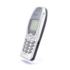 Kameran resoluutio on kasvanut 3,2 megapikselistä 5 megapikseliin; Nokia 6310i 34 99