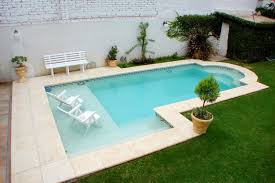 Descubra Fotos De Piscinas Modernas Por Piscinas Scualo Veja Fotos Com As Melhores Ideias E Inspiracoes Quintais Pequenos Quintal Com Piscina Piscina Simples