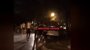 Vaffanculo agli infami / e sono i primi infami / vanno in giro tuta armani / tasca piena soldi di mami / ma un giorno due cristiani / senza sporcarsi fra le mani / gli. Qp9ek7xvjgxfvm
