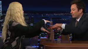 Rosé jugando "APT" junto a Jimmy Fallon | NegroRosa Posts | Facebook