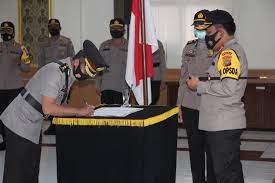 Sosok kapolres minahasa akbp henzly moningkey sik msi, sebelum dikabarkan meninggal dunia sabtu (26/6) pagi ini, jumat kemarin masih sempat diwawancarai wartawan. Dilantik Kapolda Akbp Henzly Moningkey Resmi Jabat Kapolres Minahasa Teropongbmr Com